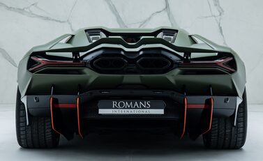 Lamborghini Revuelto 8