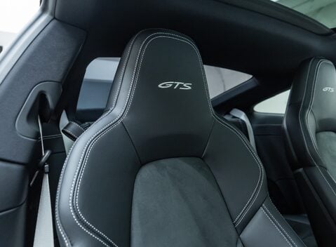 Porsche 911 Carrera GTS (992) 12