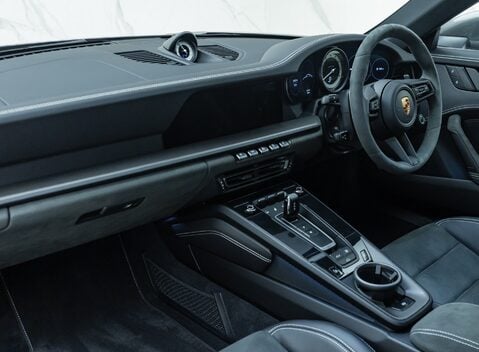 Porsche 911 Carrera GTS (992) 16