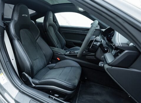 Porsche 911 Carrera GTS (992) 11