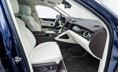Bentley Bentayga V8 First Edition LHD 23