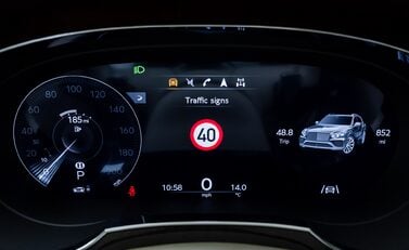 Bentley Bentayga V8 First Edition LHD 26