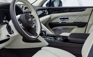 Bentley Bentayga V8 First Edition LHD 13