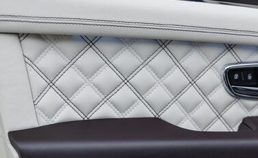 Bentley Bentayga V8 First Edition LHD 38