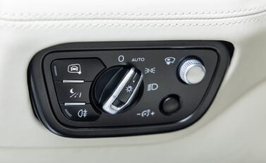 Bentley Bentayga V8 First Edition LHD 27