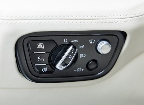 Bentley Bentayga V8 First Edition LHD 27