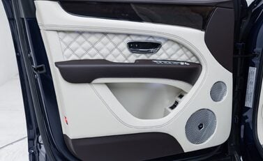 Bentley Bentayga V8 First Edition LHD 36