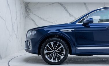 Bentley Bentayga V8 First Edition LHD 48