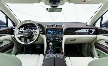 Bentley Bentayga V8 First Edition LHD 25