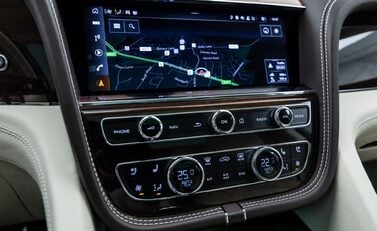 Bentley Bentayga V8 First Edition LHD 31