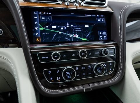 Bentley Bentayga V8 First Edition LHD 31
