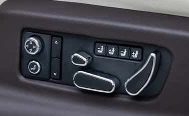 Bentley Bentayga V8 First Edition LHD 17