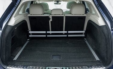 Bentley Bentayga V8 First Edition LHD 51