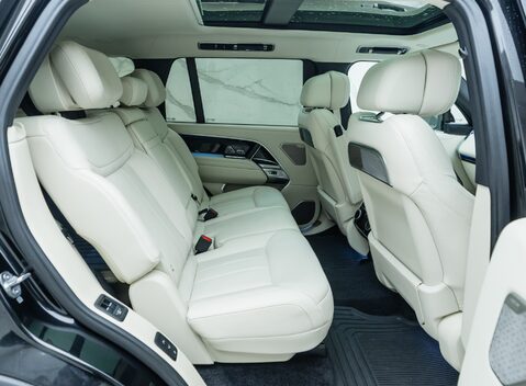 Land Rover Range Rover D350 AUTOBIOGRAPHY LWB 18