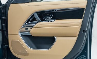 Land Rover Range Rover P440e AUTOBIOGRAPHY LWB 30