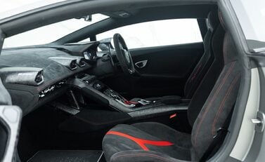 Lamborghini Huracan LP 640-4 PERFORMANTE 11