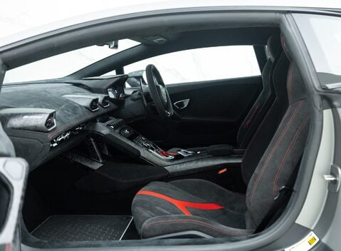 Lamborghini Huracan LP 640-4 PERFORMANTE 11