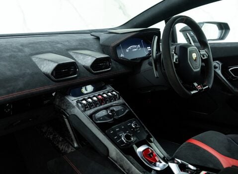 Lamborghini Huracan LP 640-4 PERFORMANTE 12