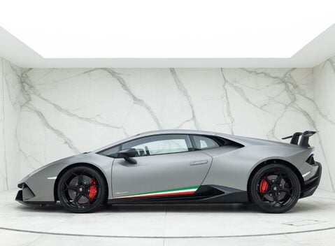 Lamborghini Huracan LP 640-4 PERFORMANTE 2