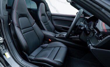 Porsche 911 Targa 4 GTS (992.2) 17