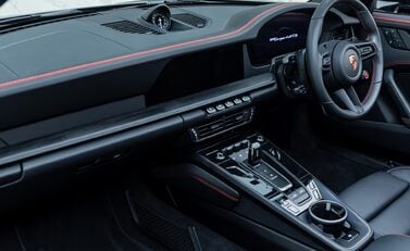 Porsche 911 Targa 4 GTS (992.2) 21