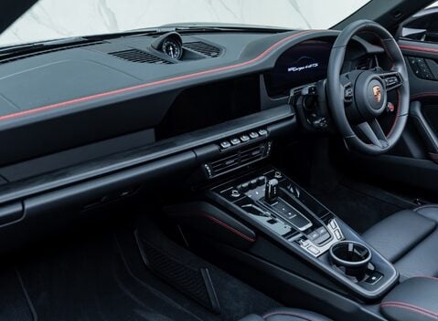 Porsche 911 Targa 4 GTS (992.2) 21