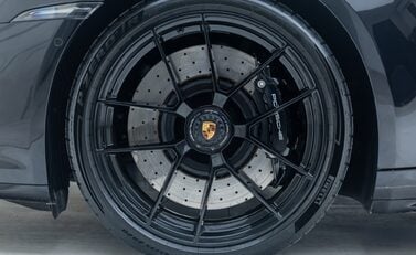 Porsche 911 Targa 4 GTS (992.2) 35