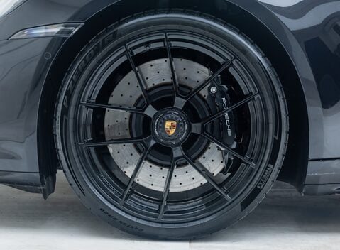 Porsche 911 Targa 4 GTS (992.2) 35