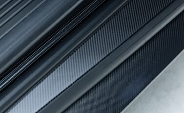 Aston Martin Vanquish V12 25