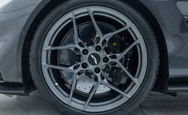 Aston Martin Vanquish V12 37