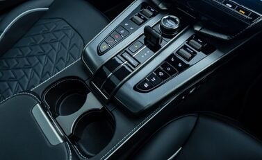 Aston Martin Vanquish V12 21