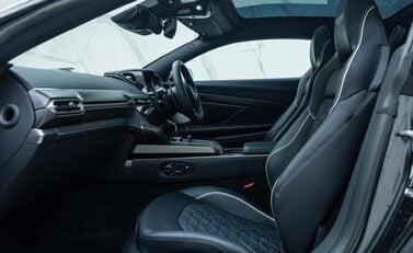 Aston Martin Vanquish V12 17