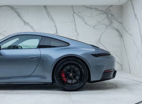 Porsche 911 Carrera 4 GTS (992.2) 37