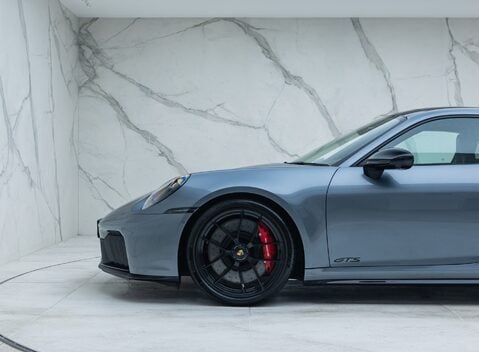 Porsche 911 Carrera 4 GTS (992.2) 36