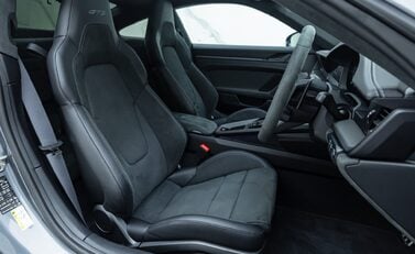 Porsche 911 Carrera 4 GTS (992.2) 12