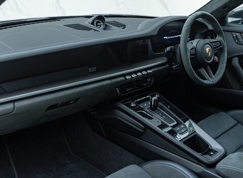 Porsche 911 Carrera 4 GTS (992.2) 17