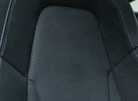 Porsche 911 Carrera 4 GTS (992.2) 31