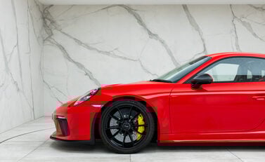 Porsche 911 GT3 (991.2) 32
