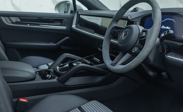 Porsche Cayenne TURBO E-HYBRID COUPE 13