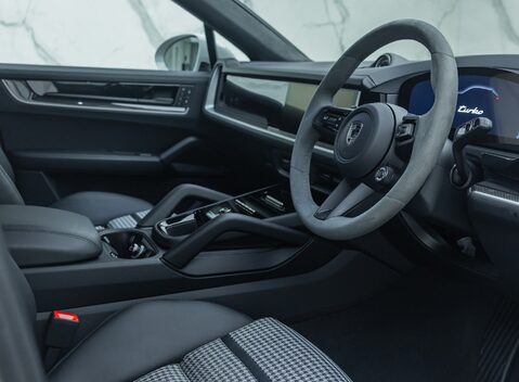 Porsche Cayenne TURBO E-HYBRID COUPE 13