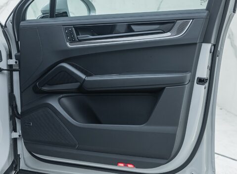 Porsche Cayenne TURBO E-HYBRID COUPE 29