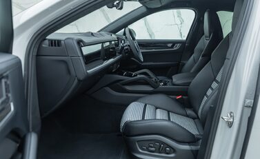 Porsche Cayenne TURBO E-HYBRID COUPE 17