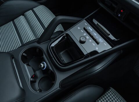 Porsche Cayenne TURBO E-HYBRID COUPE 26