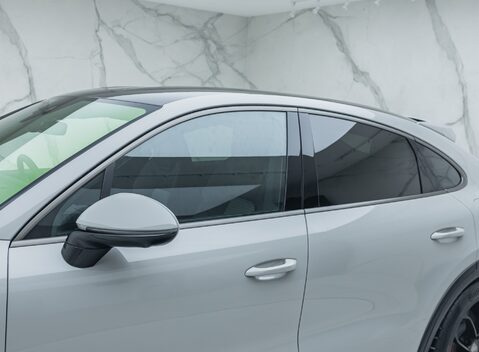 Porsche Cayenne TURBO E-HYBRID COUPE 35