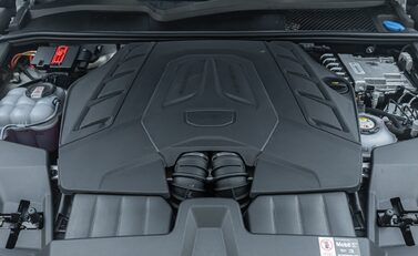 Porsche Cayenne TURBO E-HYBRID COUPE 43