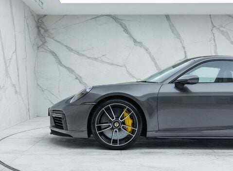Porsche 911 (992) TURBO S 34