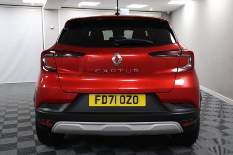 Renault Captur ICONIC TCE 8