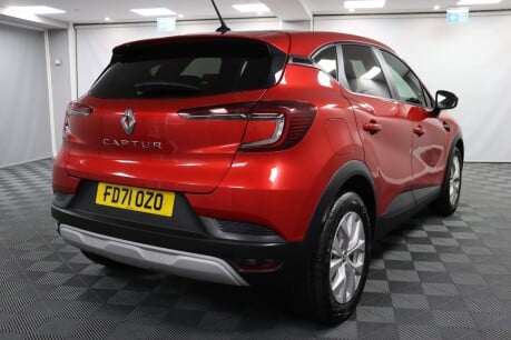 Renault Captur ICONIC TCE 11