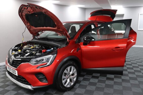 Renault Captur ICONIC TCE 16