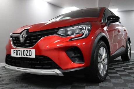 Renault Captur ICONIC TCE 28